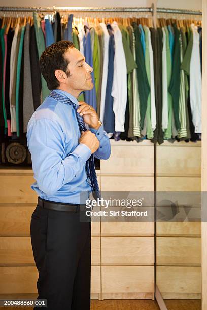 man getting dressed for work - placard fotografías e imágenes de stock