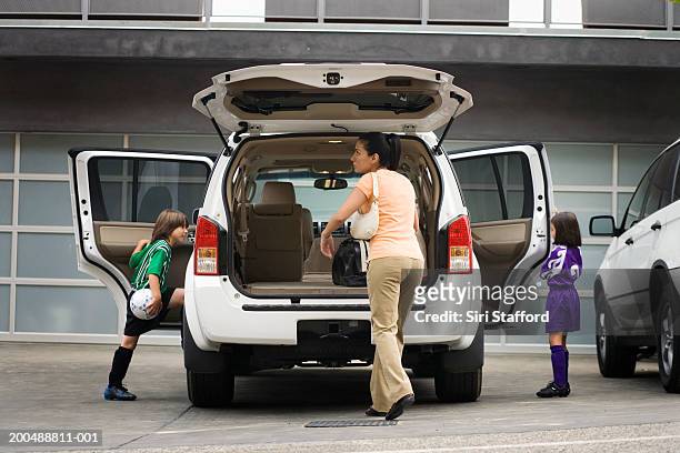 mother getting children (6-10) to soccer practice - bolso abierto fotografías e imágenes de stock