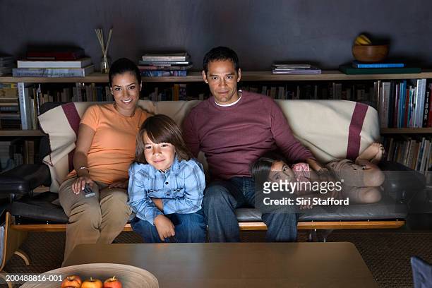 family watching television together - familia viendo television fotografías e imágenes de stock