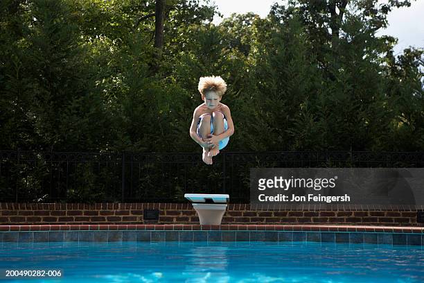boy (5-7) jumping into pool - sprung ins wasser stock-fotos und bilder
