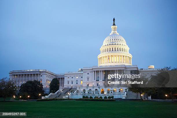 usa, washington dc, us capitol building at dusk - capitólio capitol hill imagens e fotografias de stock