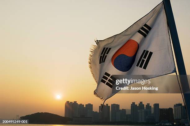 south korea, pusan, korean flag and skyline at sunset - coreia do sul imagens e fotografias de stock