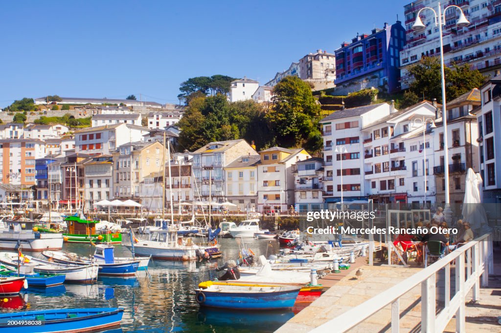 ルアルカ港。色とりどりの漁船と街並み。スペイン、アストゥリアス。