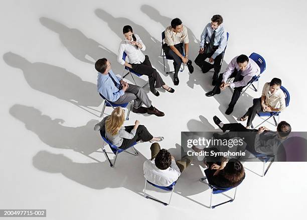businesspeople meeting in circle, elevated view - sitting in a chair stockfoto's en -beelden