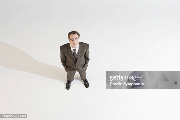 businessman looking upwards, elevated view - overhead view photos et images de collection
