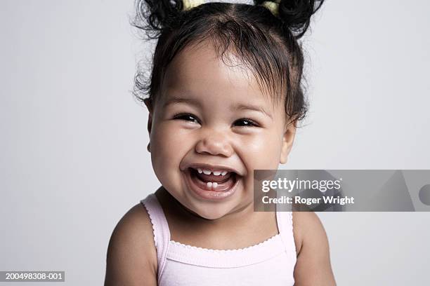 baby girl (6-9 months) laughing, portrait - 6 11 maanden stockfoto's en -beelden