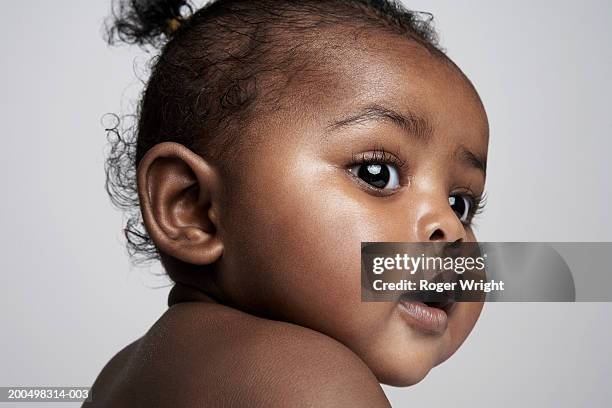 baby girl  (6-9 months) looking, portrait - black baby stockfoto's en -beelden