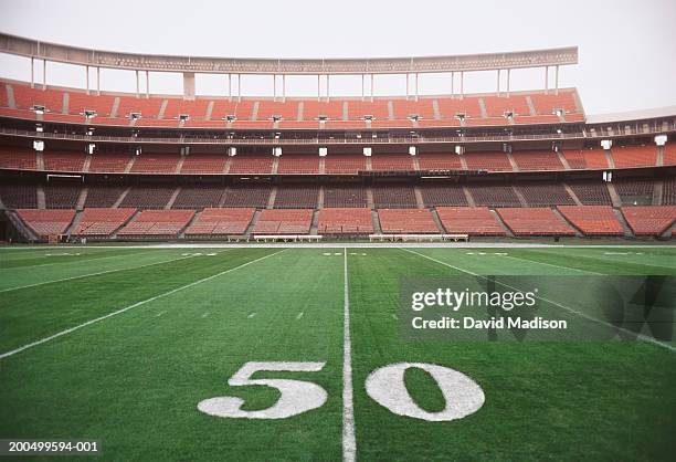 50 yard line on american football field, close-up - empty stadium - fotografias e filmes do acervo