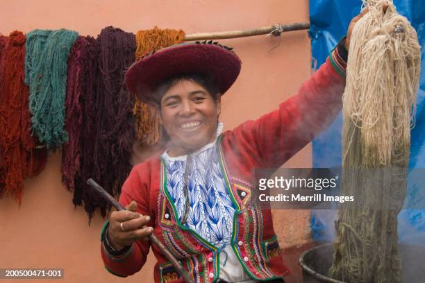 peru, cuzco, chinchero, woman dying wool for weaving, portrait - chinchero fotografías e imágenes de stock