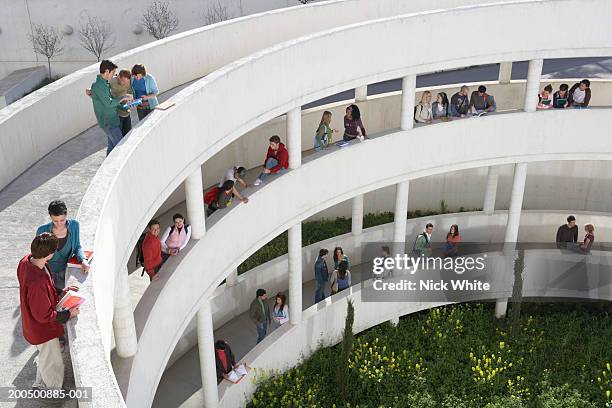 students standing on walkways at university, elevated view - granada spanje stockfoto's en -beelden