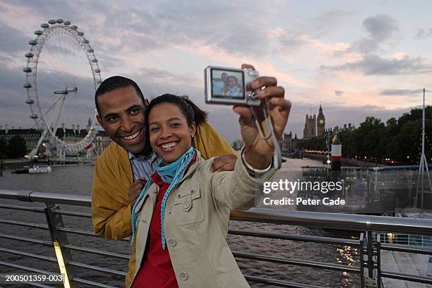 england, london, couple taking photo of themselves - big ben london eye dusk stockfoto's en -beelden