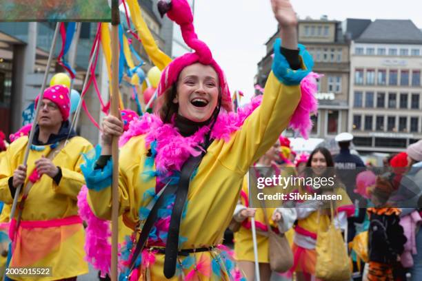 karnevalsumzug in köln - karneval feier stock-fotos und bilder