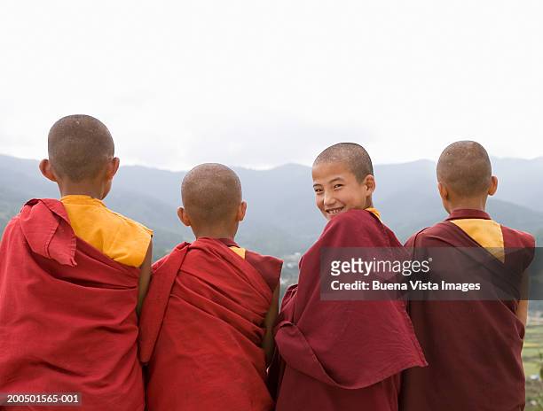 bhutan, bumthang, karchu dratsang monastery, four monks - bután fotografías e imágenes de stock