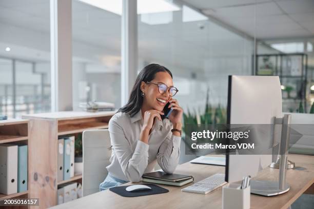 llamada telefónica, negocios y mujer con una computadora, conversación y sonrisa con proyecto y hablando. persona, oficina y empleado con pc y trabajador con alegría y risa con comunicación y discusión - usar el teléfono fotografías e imágenes de stock