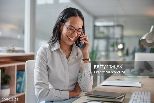 telefonanruf, lachen und geschäftsfrau im büro für ein juristisches unternehmensprojekt oder einen deal. lächeln, kommunikation und professionelle anwältin arbeiten an einem rechtsfall mit mobiler konversation am arbeitsplatz. - office smile light stock-fotos und bilder