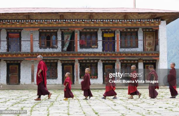 bhutan, bumthang, karchu dratsang monastery, buddhist lama and monks - bumthang stock-fotos und bilder