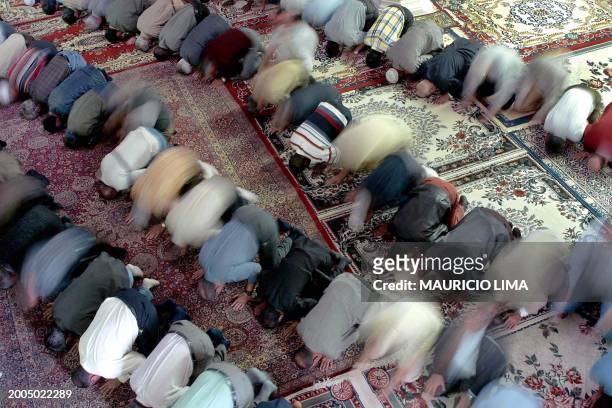 Members of the muslim community pray during a mass in a mesquita, 21 September 2001, in Sao Paulo, Brazil. Miembros de la comunidad musulmana...