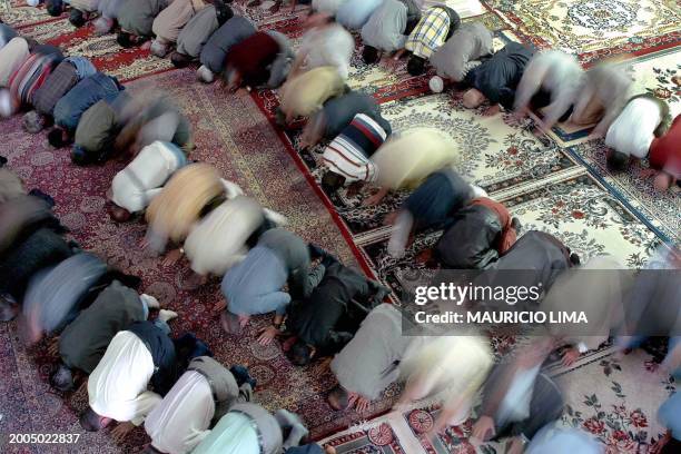 Memebers of the Muslim community pray in Sao Paulo, Brazil 21 September 2001. Miembros de la comunidad musulmana paulista rezan durante una misa en...