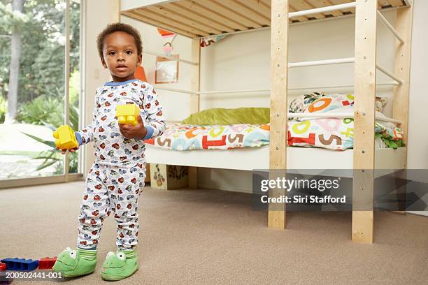 boy (2-4) playing with toys in room - bunk beds for 3 stock-fotos und bilder