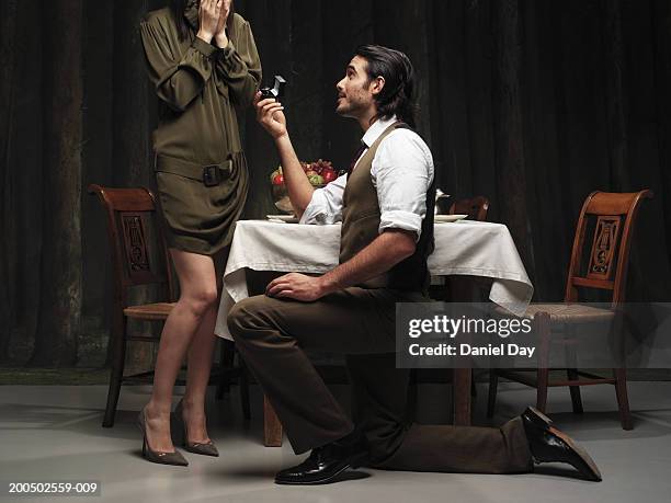 man proposing to woman at dinner table - fiançailles photos et images de collection