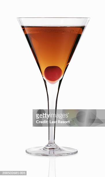 manhattan cocktail in tall glass, close-up (still life) - manhattan foto e immagini stock