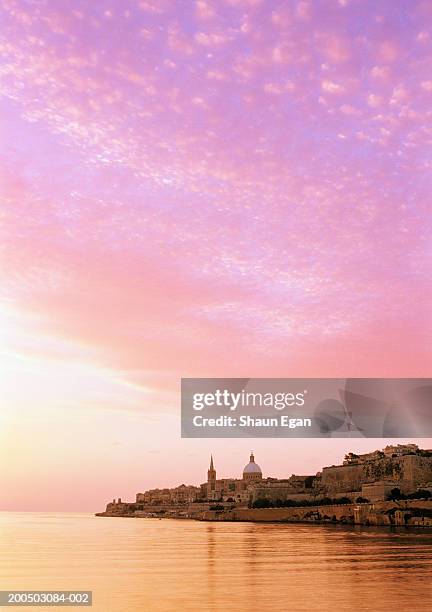 europe, malta, valletta, harbour at sunset - valletta 個照片及圖片檔