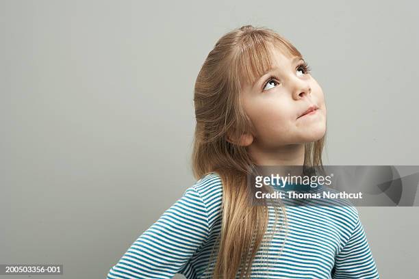 girl (4-6) looking up, smiling - mädchen stock-fotos und bilder
