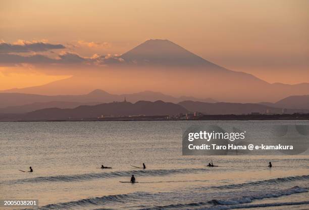 mt. fuji and sunset beach in kanagawa of japan - präfektur kanagawa stock-fotos und bilder