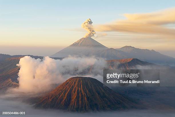 indonesia, java island, bromo (2392m) and semeru (3676m) volcanoes, elevated view - indonesio photos et images de collection
