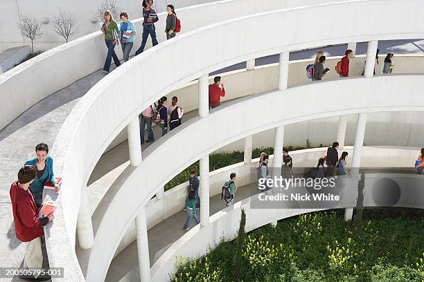 estudiantes en pasillos elevados, al aire libre, vista - edificio público fotografías e imágenes de stock