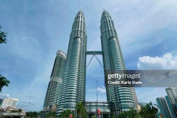 malaysia, kuala lumpur, petronas towers, low angle view - petronas towers stock-fotos und bilder