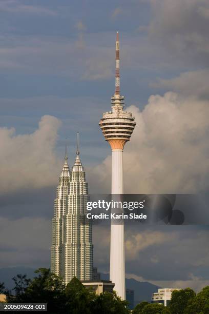 malaysia, kuala lumpur, menara kuala lumpur tower and petronas towers - menara kuala lumpur tower stockfoto's en -beelden