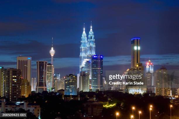malaysia, kuala lumpur, cityscape illuminated at dusk, elevated view - torre menara kuala lumpur fotografías e imágenes de stock
