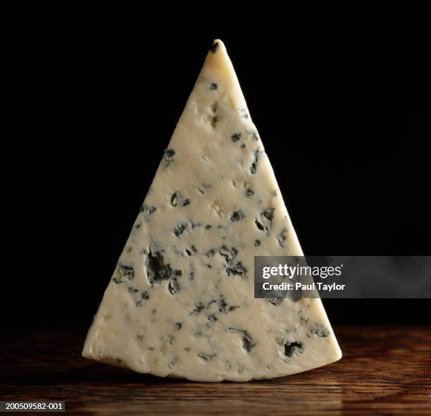 gorgonzola cheese - blauschimmelkäse stock-fotos und bilder