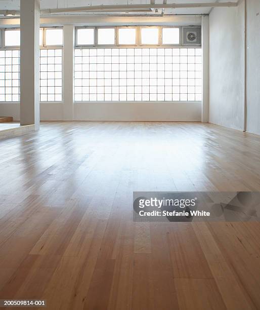 empty room with wooden floor - dance studio fotografías e imágenes de stock