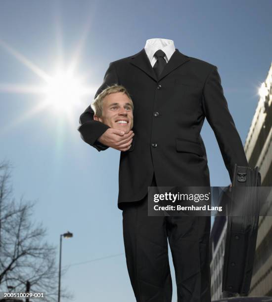 businessman holding head under arm (digital enhancement) - decapitado imagens e fotografias de stock