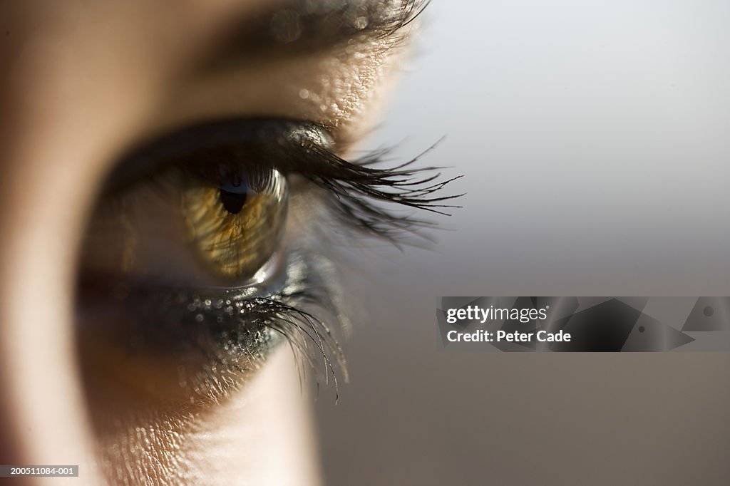 Young woman, close-up (focus on eye)