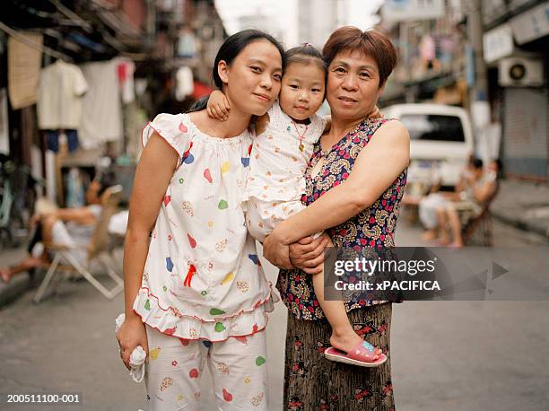 china, shanghai, mother, daughter and grandmother, portrait - nachtkleding stockfoto's en -beelden