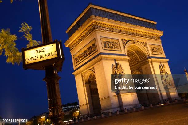 france, paris, place de l'etoile, arc de triomphe, dusk - place charles de gaulle stock pictures, royalty-free photos & images