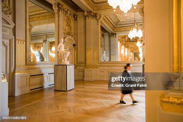 france, paris, female security personnel walking through musee d'orsay - musee dorsay 個照片及圖片檔