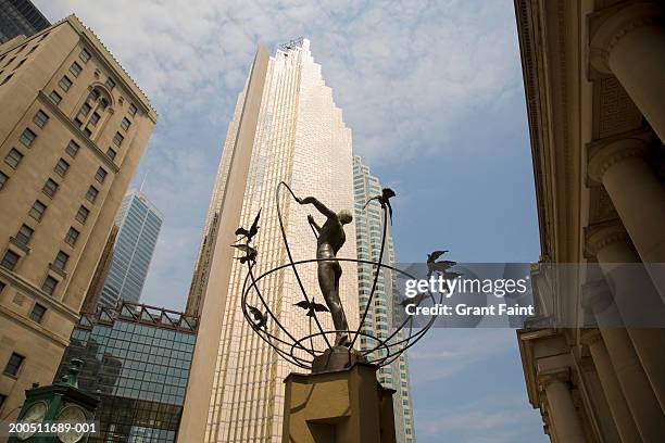 canada, ontario, toronto, united nations monument (wide angle) - united nations monument stock pictures, royalty-free photos & images