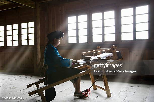 china, guangxi province, jinkeng, woman weaving - webstuhl stock-fotos und bilder
