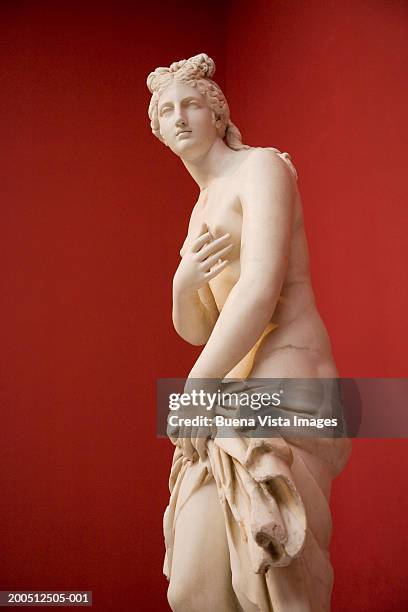 greece, athens, national museum of archaeology, statue of aphrodite - 女神アフロディーテ ストックフォトと画像