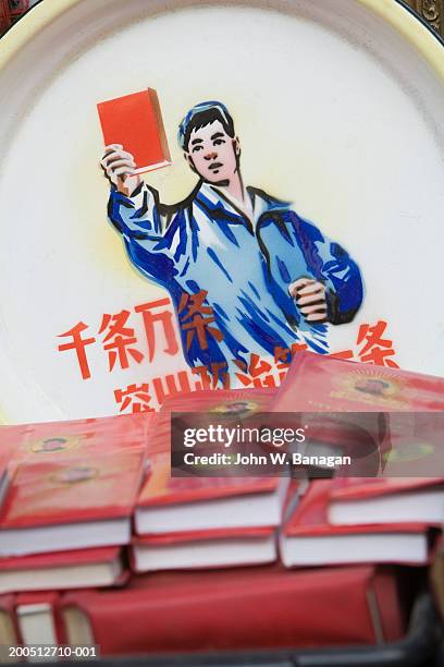 mao's little red books and cultural revolution plate, close-up - mao tse tung red book stock-fotos und bilder