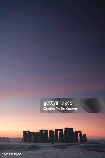 england, wiltshire, stonehenge at dawn, winter - stonehenge stock-fotos und bilder