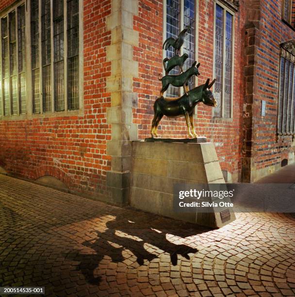 europe, germany, bremen, four town musicians at night - bremen imagens e fotografias de stock