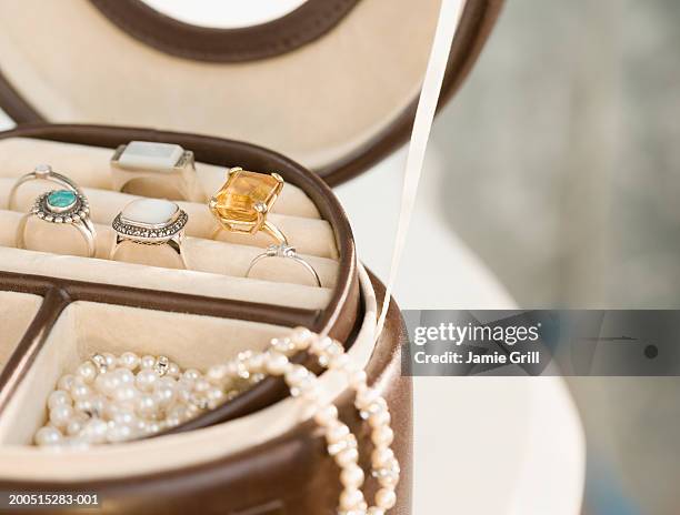 jewellery in jewellery box, close-up, cropped - schmuckschatulle stock-fotos und bilder