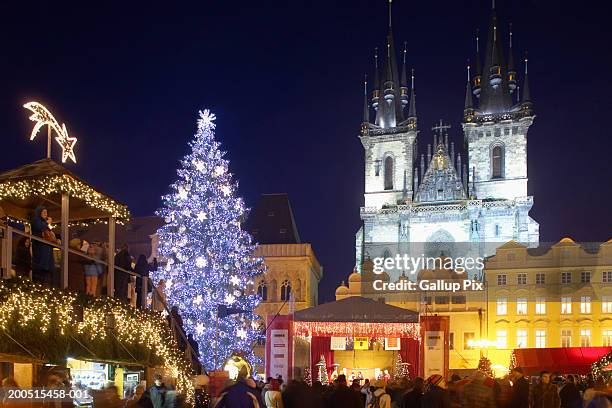 czech republic, prague. christmas at old town square with tyn church - prague christmas market old town stockfoto's en -beelden