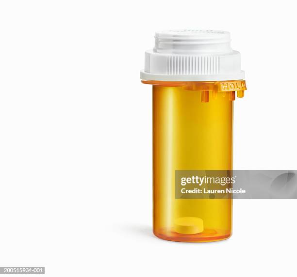 prescription pill bottle with one pill inside - recipiente para las píldoras fotografías e imágenes de stock