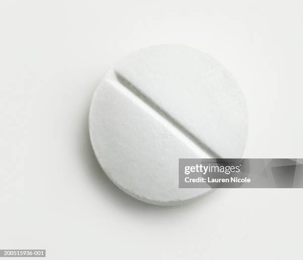 aspirin, overhead view - schmerzmittel stock-fotos und bilder